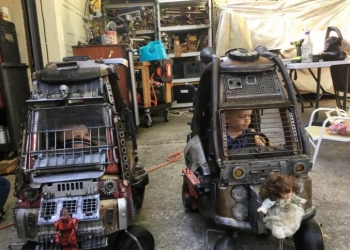 Esse pai customizou os carrinhos dos filhos no estilo Mad Max