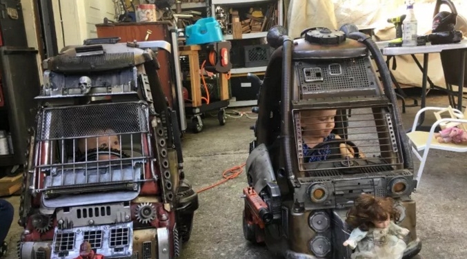 Esse pai customizou os carrinhos dos filhos no estilo Mad Max