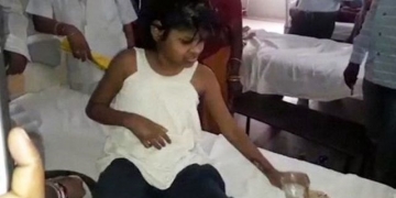 Menina de 8 anos é resgatada após viver com macacos em selva na Índia