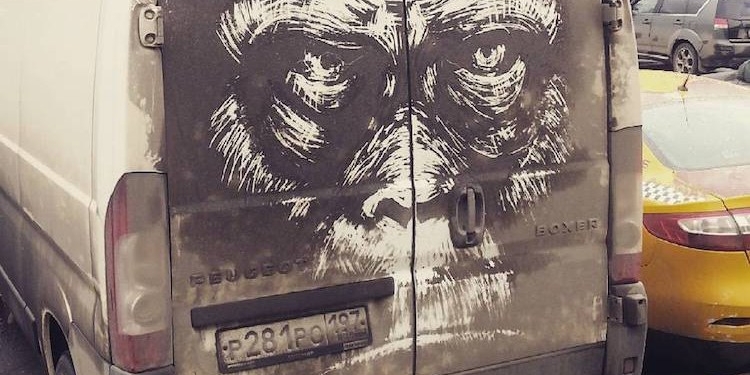 Artista russo transforma sujeira de carros em arte