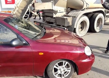 O que levou esse cara a concretar o carro da esposa?