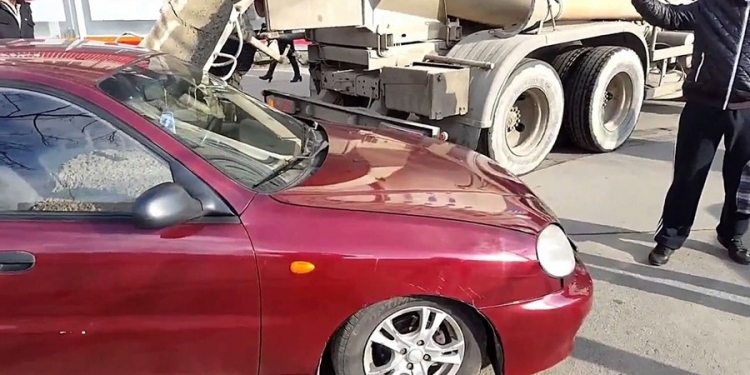 O que levou esse cara a concretar o carro da esposa?