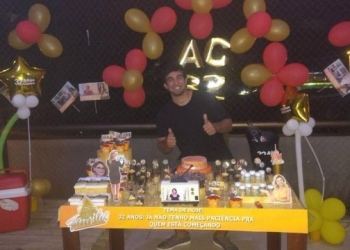 Homem comemora aniversário com festa temática de “Casos de Família”