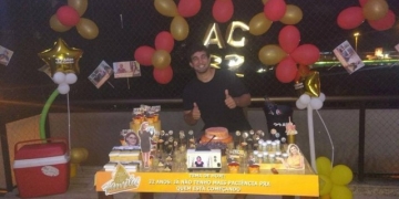 Homem comemora aniversário com festa temática de “Casos de Família”