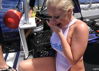 Vídeo: atriz pornô é atacada por tubarões durante sessão de fotos