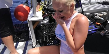 Vídeo: atriz pornô é atacada por tubarões durante sessão de fotos
