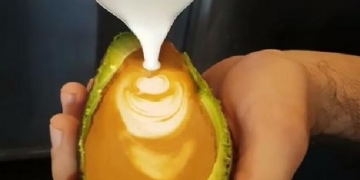 Uma cafeteria na Austrália serve café num abacate e virou moda