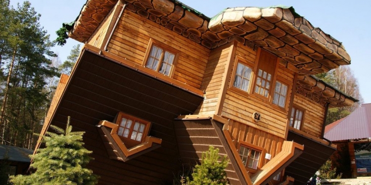 Você conhece a casa que foi criada de cabeça para baixo?