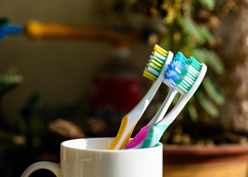 A sua escova de dentes é muito nojenta, descubra porquê