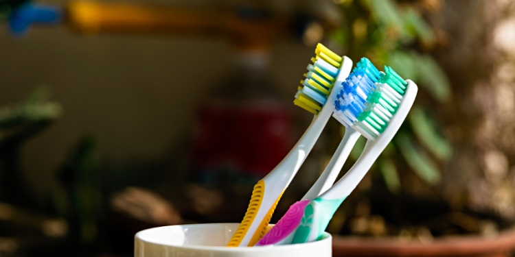 A sua escova de dentes é muito nojenta, descubra porquê