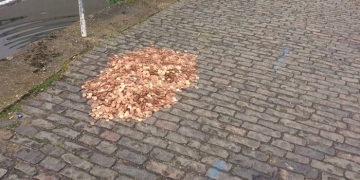 O que acontece quando você deixa 15 mil moedas no meio da rua?