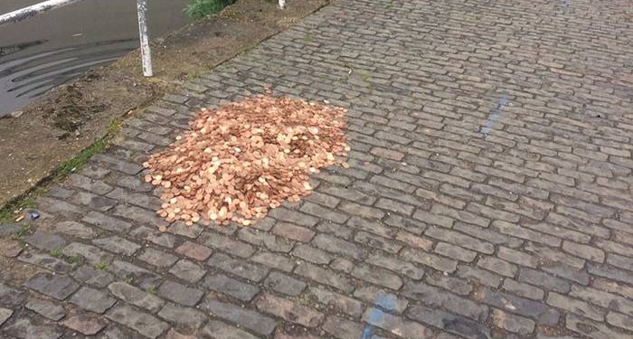 O que acontece quando você deixa 15 mil moedas no meio da rua?