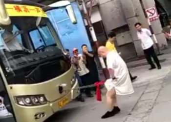 Esse cara arrastou um ônibus usando apenas o pênis