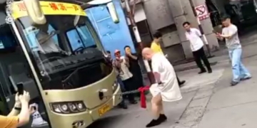 Esse cara arrastou um ônibus usando apenas o pênis