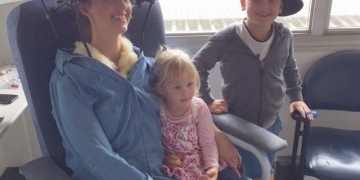 Essa mulher quebrou o pescoço duas vezes: rindo e espirrando