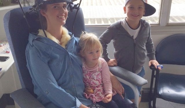 Essa mulher quebrou o pescoço duas vezes: rindo e espirrando