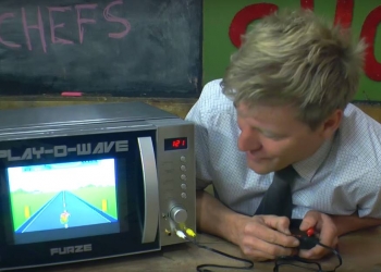 Youtuber transforma microondas em televisão e joga videogame nele