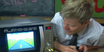Youtuber transforma microondas em televisão e joga videogame nele