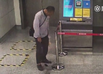 Vídeo: chinês faz o número 2 no meio do metrô e disfarça