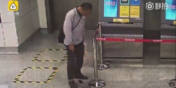 Vídeo: chinês faz o número 2 no meio do metrô e disfarça