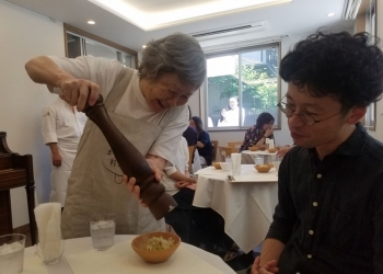 Restaurante japonês contrata garçons com Alzheimer e surpreende