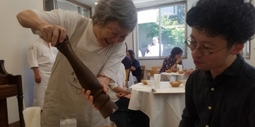 Restaurante japonês contrata garçons com Alzheimer e surpreende