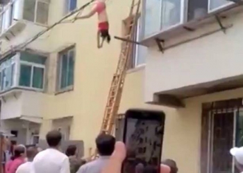 Amante tenta fugir pela janela e termina pendurada em fios