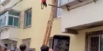 Amante tenta fugir pela janela e termina pendurada em fios