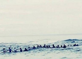 80 pessoas se unem em corrente humana para salvar família de afogamento