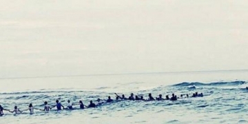 80 pessoas se unem em corrente humana para salvar família de afogamento