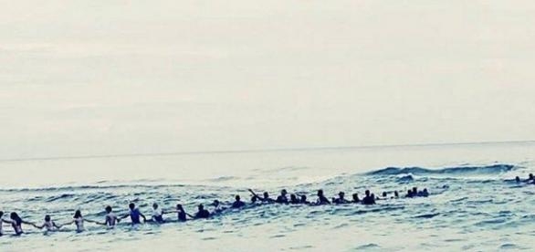 80 pessoas se unem em corrente humana para salvar família de afogamento