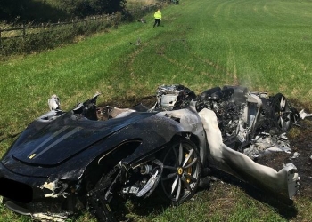 Ele comprou uma Ferrari e arrebentou em poucos minutos