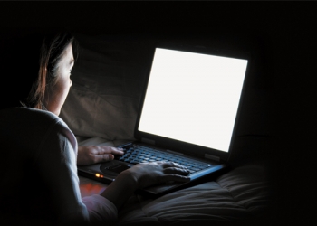 Médico orienta o uso de protetor solar para interagir com smartphones