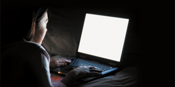 Médico orienta o uso de protetor solar para interagir com smartphones