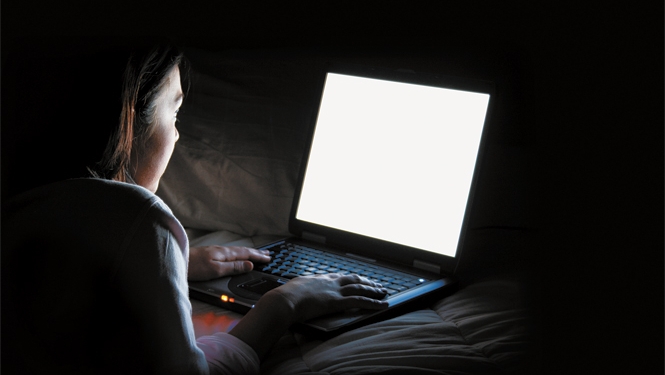 Médico orienta o uso de protetor solar para interagir com smartphones