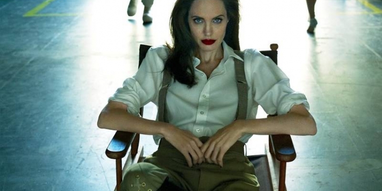 Você sabe o que é paralisia de Bell, doença atingiu Angelina Jolie?