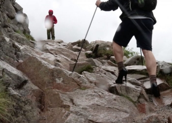 Esse cara escalou a maior montanha do Reino Unido usando salto alto
