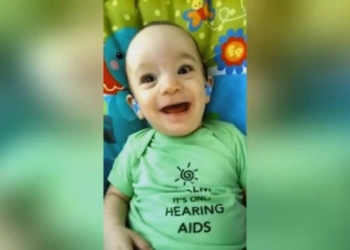 Bebê com surdez escuta a voz da mãe pela primeira vez