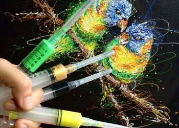 Incrível: essa enfermeira usa suas seringas para pintar quadros