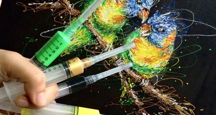 Incrível: essa enfermeira usa suas seringas para pintar quadros