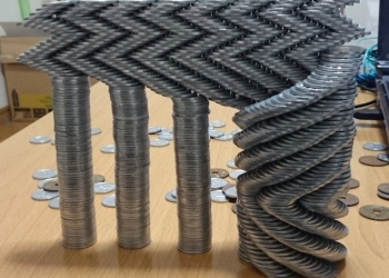 Japonês alcança fama equilibrando moedas: é fascinante!