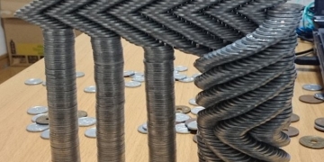 Japonês alcança fama equilibrando moedas: é fascinante!