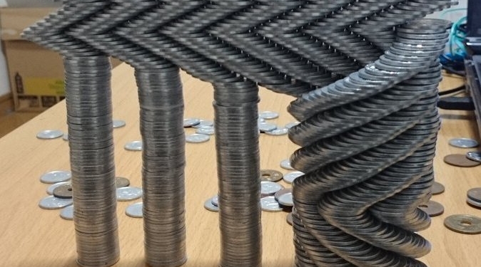 Japonês alcança fama equilibrando moedas: é fascinante!
