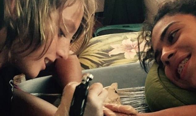 Você deixaria um garoto de 12 anos tatuar sua pele?