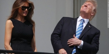 Gênios passaram protetor solar nos olhos para assistir eclipse