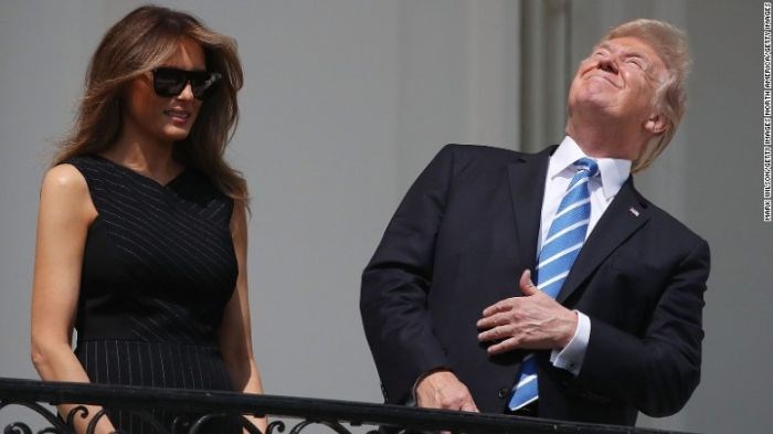 O presidente norte-americano Donald Trump foi fotografado olhando diretamente para o sol.