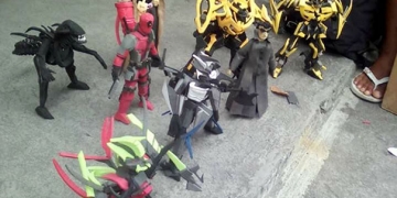 Esse cara transforma chinelos em brinquedos de ação