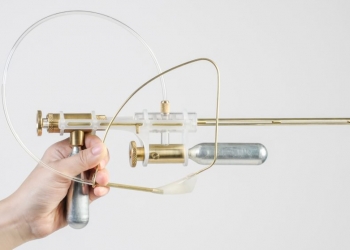 Designer cria arma capaz de transformar lágrimas em munição