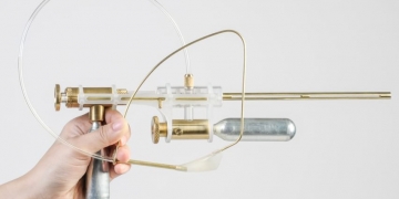 Designer cria arma capaz de transformar lágrimas em munição