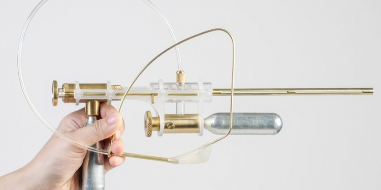 Designer cria arma capaz de transformar lágrimas em munição